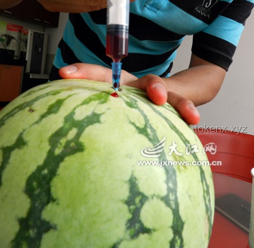 儿童针筒玩具安全隐患：轻易刺穿生肉西瓜的案例研究